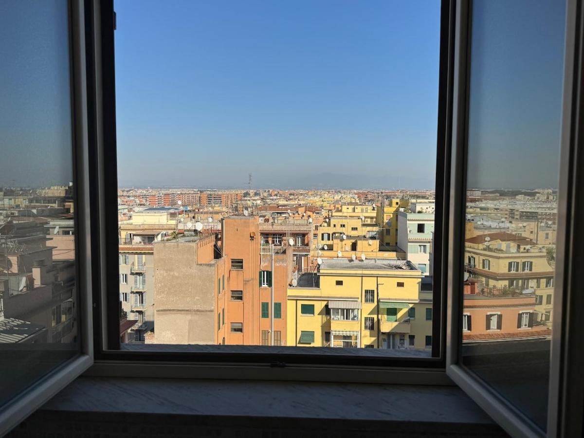 Rooftop Via Appia Nuova, Apartment *